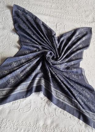 Женский оригинальный шарф платок палантин guess светло серый9 фото