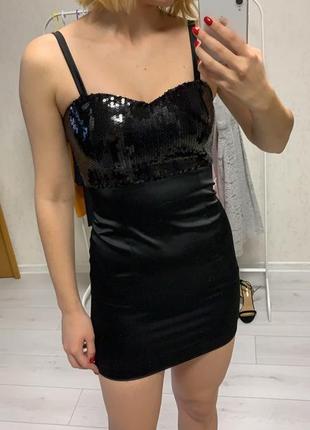 Атласное платье с пайетками