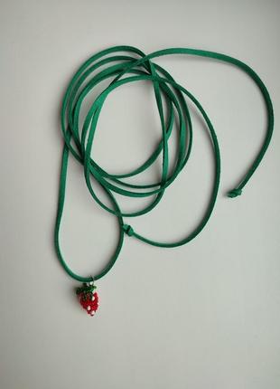 Чокер шнурок, шнур, зеленый, красный, ягода, клубника, лето, на шею, для нее, базовый, стильный, колье, ожерелье