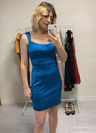 Атласное платье темно-голубого цвета
