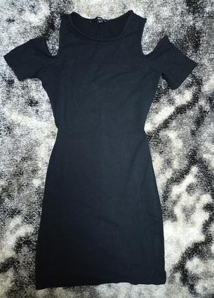 Платье с разрезами на рукаве