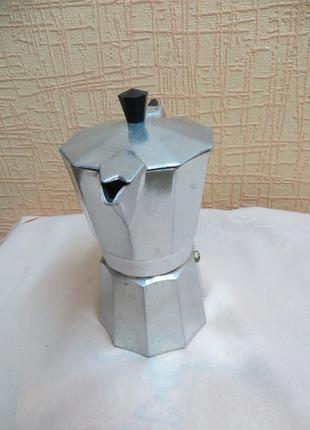 Гейзерная алюминевая кофеварка на 6 чашек кофе.