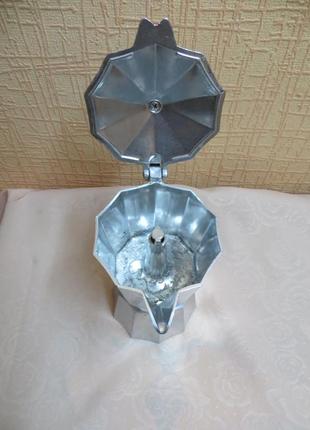 Гейзерная алюминевая кофеварка на 6 чашек кофе.