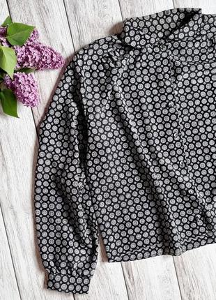 Необычная шелковая блуза в орнамент черная сложного кроя3 фото