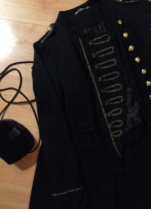Черный пиджак с вышивкой и золотыми пуговицами4 фото