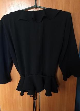 Блузка чёрная на запах с оборкой 3/4 рукав волан2 фото
