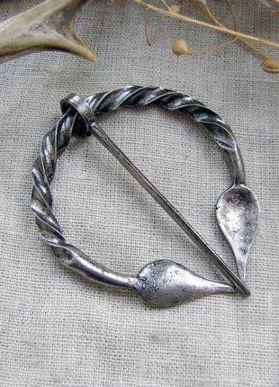 Фібула срібляста в кельському стилі брошка кругла з язичком. колір срібло