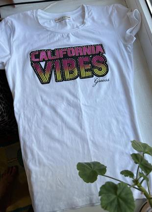 Акція розпродаж california vibes guess біла футболка з принтом