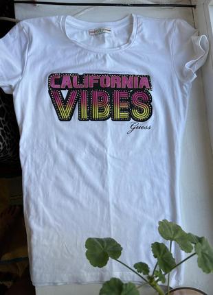 Акция розродаж california vibes guess белая футболка с принтом4 фото