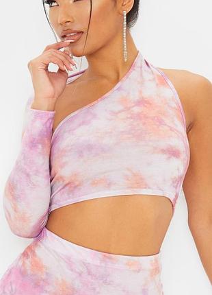 Топ prettylittlething pink tie dye one shoulder asymmetric crop top