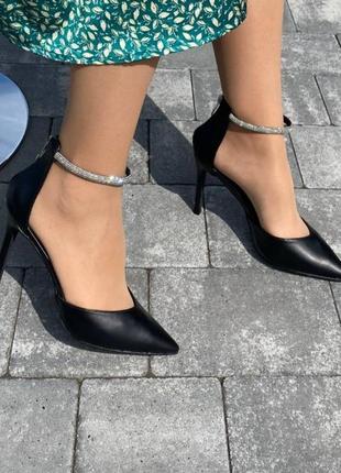 Туфли женские нарядные нарядные на каблуке заколочки с брошью