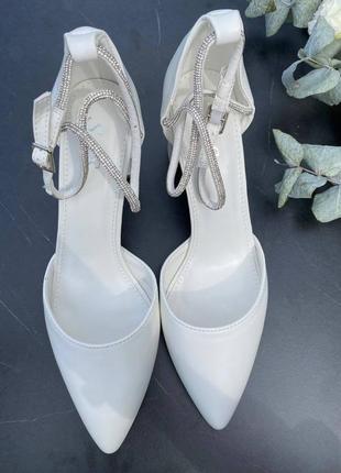 Туфли женские нарядные белые на каблук свадебные8 фото