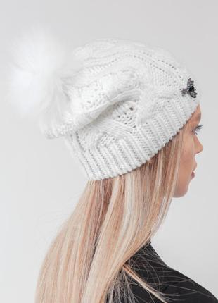 Яркая стильная зима! модная вязаная шапочка с меховым помпоном и милой брошью!