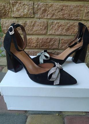 Женские черные замшевые туфли-деленки на каблуке с бантиком