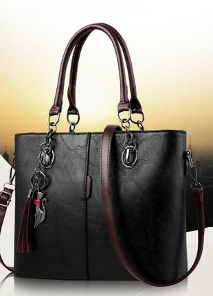 Женская классическая сумочка через плечо с брелком2 фото