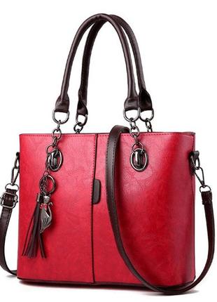 Женская классическая сумочка через плечо с брелком6 фото
