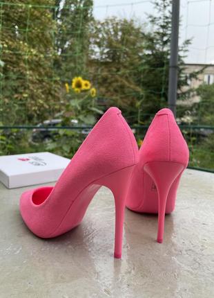 Яркие неоновые туфли лодочки фуксия