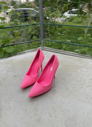 Яркие неоновые туфли лодочки фуксия