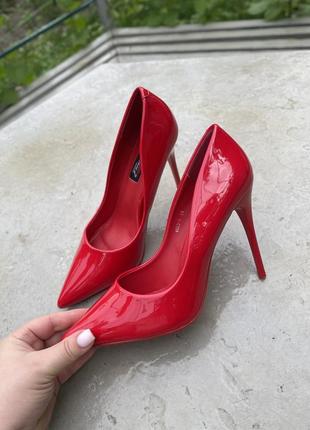 Лакові червоні туфлі лодочки