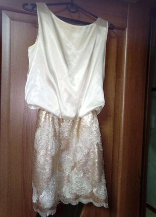 Нарядное платье молочно-бежевого цвета