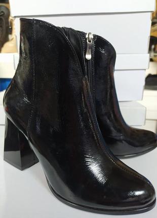 Ботинки черные   женские из натуральной кожи-лака  на каблуке4 фото