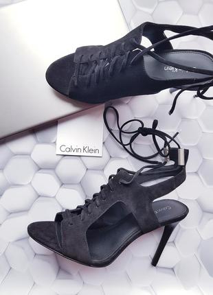 Чорні замшеві босоніжки на шнурівці від calvin klein розмір 402 фото