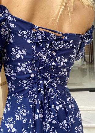 Изысканное романтичное женское легкое платье приталенного кроя из софта цвет синий в белый цветочек4 фото