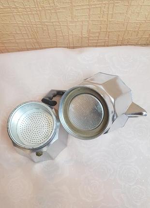 Гейзерная алюминевая кофеварка на 6 чашек кофе.