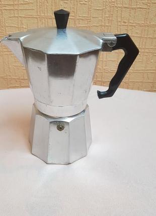 Гейзерная алюминевая кофеварка на 6 чашек кофе.
