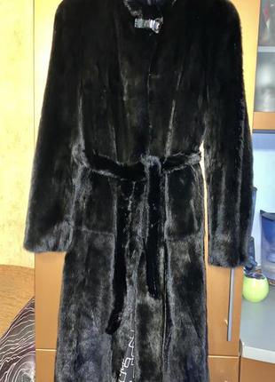 Идеальная шубка-пальто с разрезами по бокам.