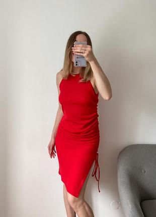 Трикотажное платье миди в рубчик красного цвета асимметричного кроя7 фото