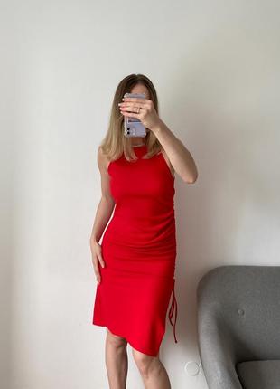 Трикотажное платье миди в рубчик красного цвета асимметричного кроя10 фото
