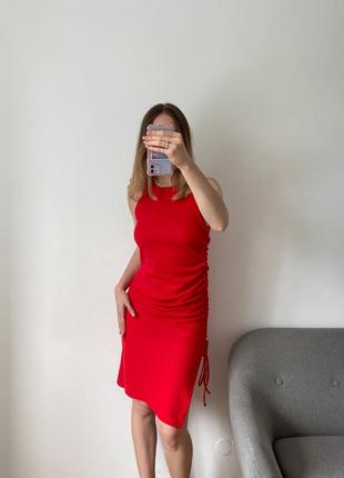 Трикотажное платье миди в рубчик красного цвета асимметричного кроя9 фото