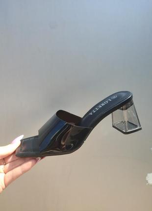 Стильні жіночі шльопки каблук прозорий