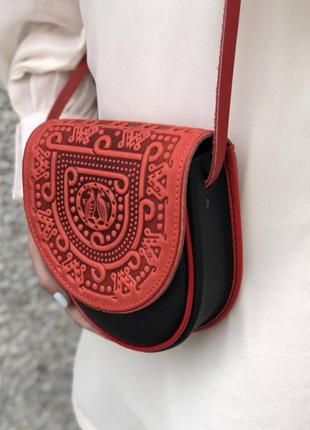 Кожаная сумка сделана вручную красно-черного цвета "тобовка"