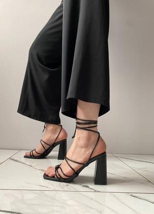 Босоножки на каблуках плетеные черные с квадратным носком