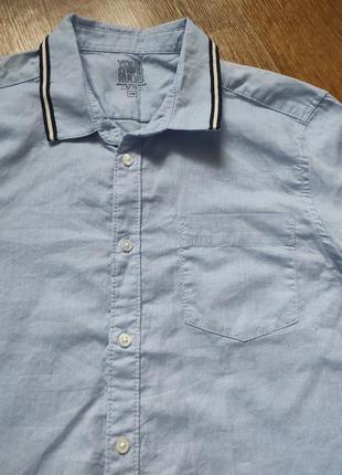 Натуральная голубая рубашка с контрастным воротником3 фото