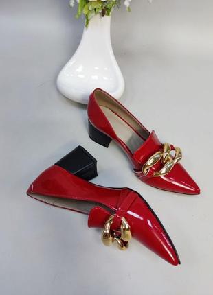 Красные лаковые туфли с острым носком с декором4 фото