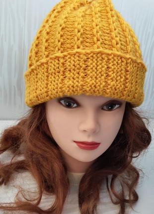 Шикарная тёплая зимняя шапка горчично-жёлтого цвета с выпуклым рельефным узором5 фото