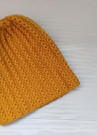 Шикарная тёплая зимняя шапка горчично-жёлтого цвета с выпуклым рельефным узором8 фото