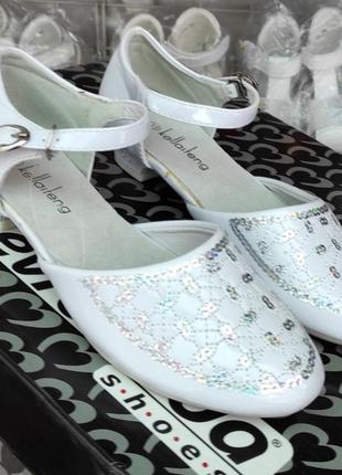 Белые лаковые туфли на каблуке для девочки