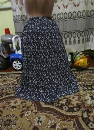 Гофрированная юбка темносинего цвета в мелких белых цветах,3 фото