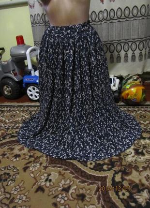 Гофрированная юбка темносинего цвета в мелких белых цветах,2 фото
