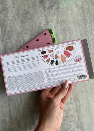 Палетка тіней too faced watermelon slice face & eye make-up palette6 фото