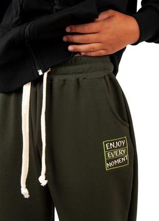 Підліткові спортивні штани хакі з вишивкою двонитка, якісні спортивні брюки захисного кольору для підлітків4 фото
