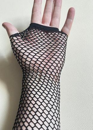 Стильные длинные перчатки без пальцев митенки в сеточку черные6 фото