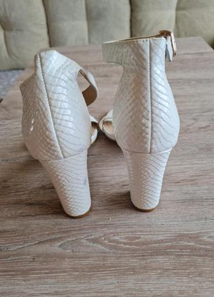 Белые нарядные босоножки на каблуке minelli кожаные4 фото