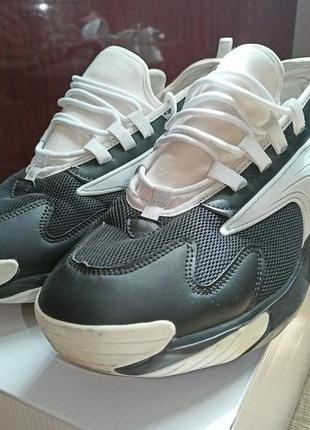 Кроссовки черно-белые