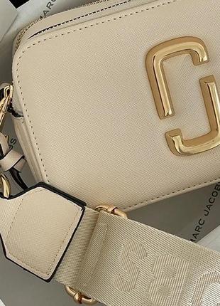 Стильна жіноча сумочка marc jacobs the snapshot beige/gold 21 x 12.5 x 7 см