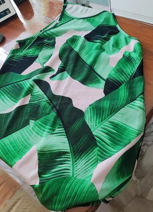 Зеленое мини платье на бретельках с узором из пальмовых листьев, ткань не мнется, размер м4 фото